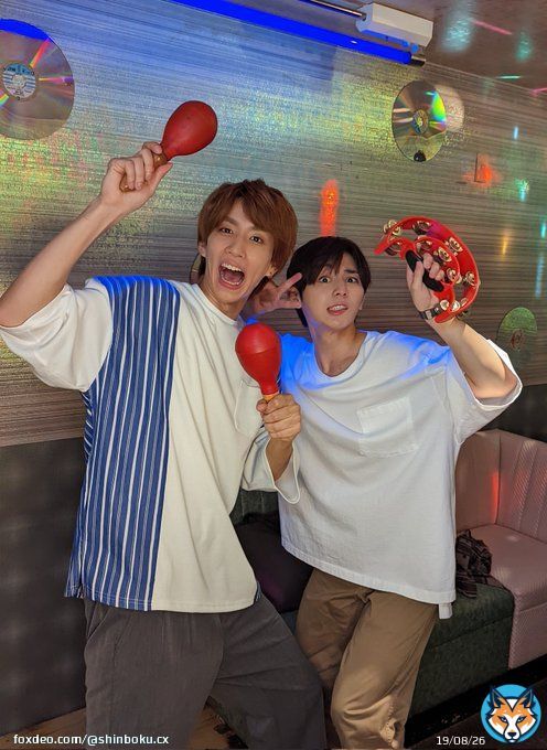 カラオケシーンのSPゲストは&hellip;&hellip; #はじめしゃちょー さんでした  クランクインが同日だった2人は 'やまだくん！'と'はじめん！'と 呼ぶほどにいい雰囲気  朝から歌い踊っても疲れを見せない 大学生(役)2人のオフショwww  #親愛なる僕へ殺意をこめて #山田涼介 #マラカスの人 #招き猫の日