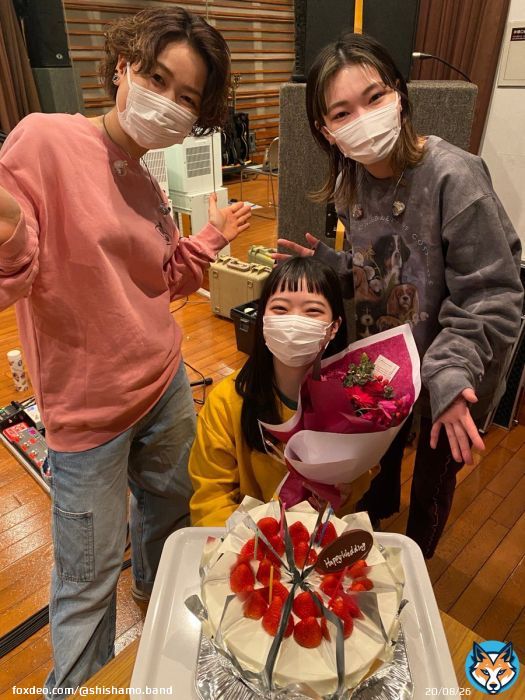 今日のアンコールでお知らせしましたが、 私宮崎結婚しました～！ \ud83c\udfcb\ufe0f&zwj;\u2640\ufe0f  皆がめっちゃ祝ってくれて本当に本当にありがたかったです。  写真は、前にサプライズで祝ってもらった時の写真です ?  これからも音楽やるぞ～楽しむぞ～ \ud83c\udfcb\ufe0f&zwj;\u2640\ufe0f  今後とも私宮崎朝子を、そしてSHISHAMOをよろしくお願いします！(宮崎)