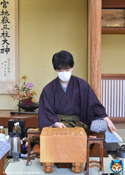 #ShogiLive 牛蒡@福津>第35期竜王戦七番勝負第5局、2日目午前は藤井聡太竜王のペースで進んでいたと思われますが、ここ数手で広瀬章人八段が盛り返し、流れが変わりました。残り時間は両者とも約1時間。終盤の競り合いで勝負が決まりそうです。