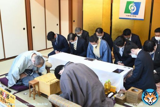 #shogilive 紋蛇@鬼怒川温泉＞第48期棋王戦コナミグループ杯五番勝負第４局\u25b2渡辺明棋王（１勝）－\u25b3藤井聡太竜王（２勝）は、角換わりになりました。猛スピードで中盤に突入し、現在は渡辺棋王が手を止めています。