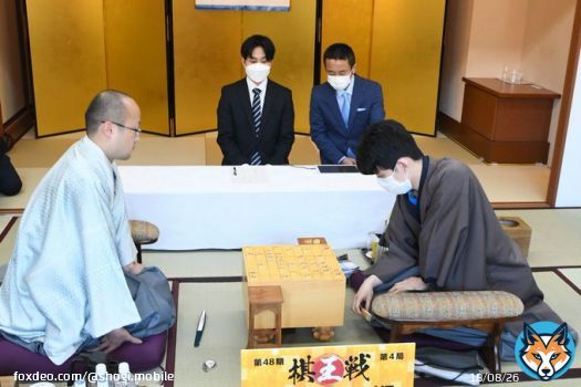 #shogilive 紋蛇@鬼怒川温泉＞第48期棋王戦コナミグループ杯五番勝負第４局\u25b2渡辺明棋王－\u25b3藤井聡太竜王は、中盤戦でお互いに長考が続きました。渡辺棋王は意表の桂打ちから、さらに角銀交換を甘受する構想を披露しています。