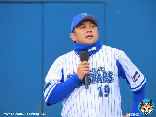 【#DeNA】 #山崎康晃 投手がファンフェスティバルで「来年も横浜スタジアムでプレーする事を決めました」と発表しスタンドから大きな拍手が沸き起こる。 #baystars #ニッポン放送 #ショウアップナイター