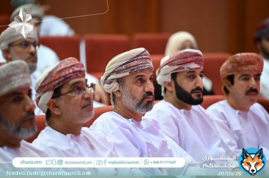 #مجلس_الشورى يستضيف معالي ناصر بن خميس الجشمي أمين عام وزارة المالية؛ وذلك لمناقشة مشروع #قانون_الحماية_الاجتماعية  تم التطرق للأدوات والبرامج الموجهة لكل فئات المجتمع التي تغطيها المنظومة المقترحة لمدّ الحماية الاجتماعية والتقاعدية للمواطنين والمقيممين في سلطنة عُمان.