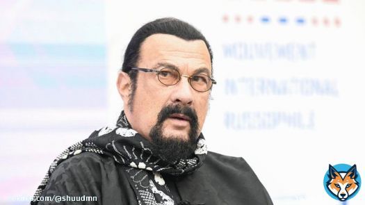 Стивен Сигал Оросын иргэн болж, тус улсын паспортыг Ерөнхийлөгч Владимир Путин 2016 онд гардуулж байлаа
