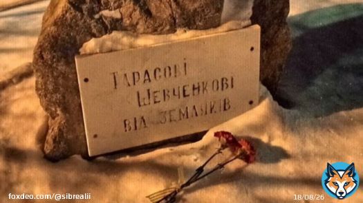 Жители Омска несут цветы к памятнику Тарасу Шевченко в память о погибших при ударе по многоэтажке в Днепре  Подобные стихийные мемориалы у памятников Шевченко появились в Москве, Питере, Екатеринбурге и Краснодаре.