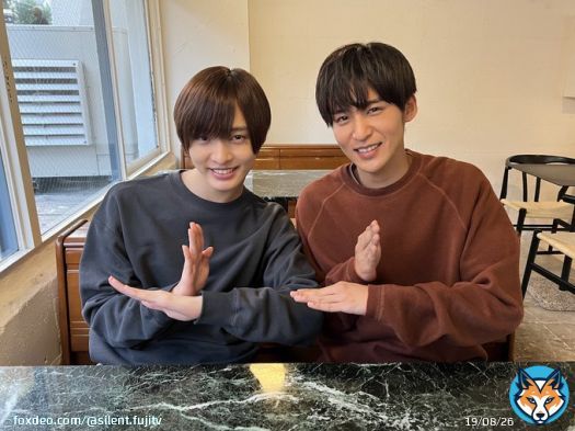 \u25e4#silentオフショット\u25e2  紬と想がいるカフェに、偶然やって来た田畑くん。  #目黒蓮 さんと #佐藤新 さんのオフショットです!!  佐藤さんいわく、「この写真は家宝にする」とのことです  #silent