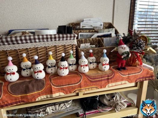 \u25e4#silentメイキング\u25e2  本格的なXmasの飾り付けがされていた佐倉家  雪だるまの並びは、特に美術スタッフがこだわったポイントとのことです  #silent