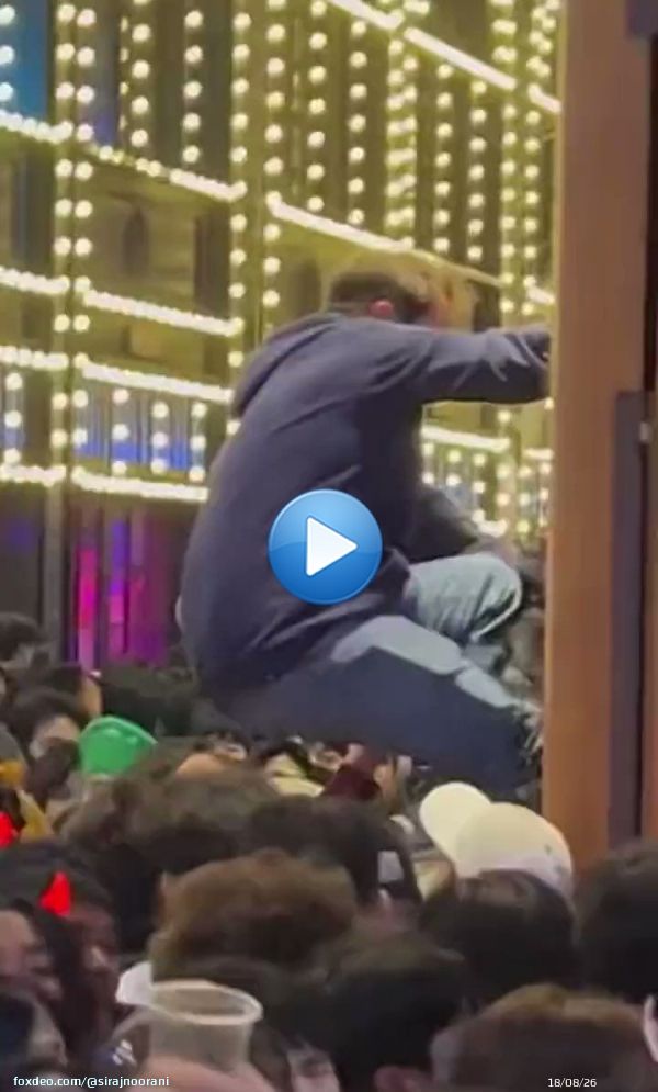 Pushing and stressing hysterically, a man tries to escape..during the celebrations at the Halloween party..in South Korea..  #SouthKorea #Halloween  #Seoul   #Itaewon #이태원 #이태원사고 #압사사고.