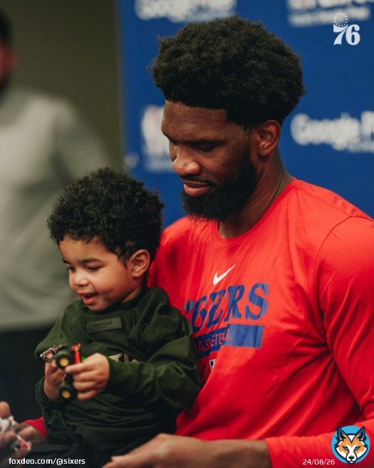 look who crashed @JoelEmbiid&rsquo;s post-game presser.