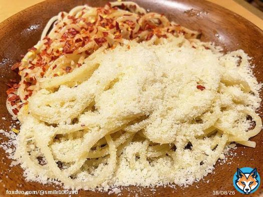 サイゼの粉チーズの無料提供廃止の背景 サイゼリヤ値上げしない ・コストが増えた分は身を削った企業努力 ・自社農園や工場での生産 生ハム、チーズ、野菜は独自に開発 材料費低コストで高クオリティ そんな頑張りを 無料提供だからと大量に食べると採算合わず 低価格維持のため 有料化仕方なし