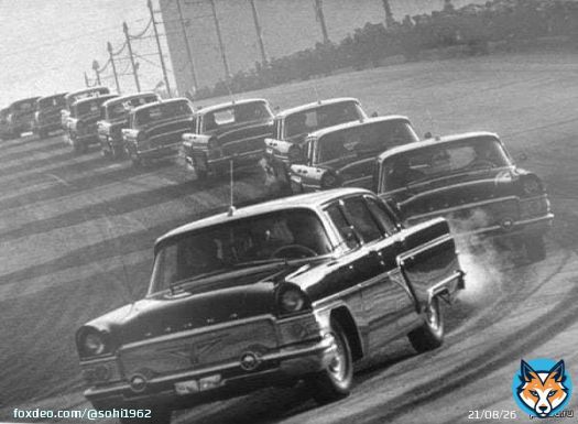 16 января 1959 г. на Горьковском автозаводе была собрана первая партия легковых 7-местных автомобилей представительского класса &laquo;Чайка&raquo; ( Газ -13 ) Это был своеобразный подарок к открытию 21 Съезда КПСС