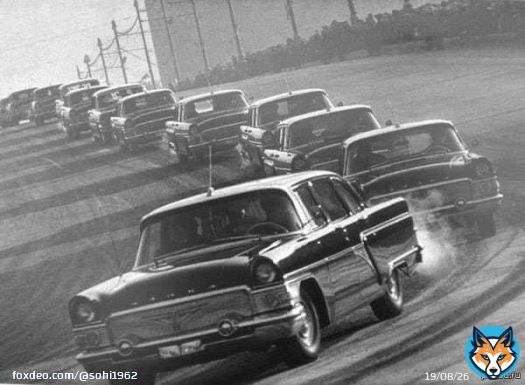 16 января 1959 г. на Горьковском автозаводе была собрана первая партия легковых 7-местных автомобилей представительского класса &laquo;Чайка&raquo; ( Газ -13 ) Это был своеобразный подарок к открытию 21 Съезда КПСС