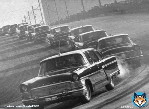 16 января 1959 г. на Горьковском автозаводе была собрана первая партия легковых 7-местных автомобилей представительского класса &laquo;Чайка&raquo; ( Газ -13 ) Это был своеобразный подарок к открытию 21 Съезда КПСС