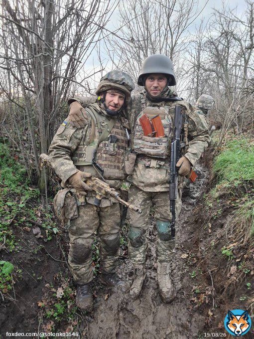 Розповім вам історію бійців нашого батальйону, які потрапили в оточення росіян під Бахмутом і майже добу, закриті в ангарі відбивалися у повному оточенні. Під постійним вогнем, майже без зв&rsquo;язку і шансів вижити. Це було біля Опитного. Хлопці нафото - Аляска і Кроп 1/