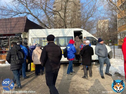 На выходе из метро стоят автозаки, внутри синего электробуса спят полицейские. Часть массовки подходит к микроавтобусу ЛДПР, чтобы сдать билеты и отметиться в списках.   22 февраля в &laquo;Лужниках&raquo; пройдет митинг-концерт с участием российскихартистов и Владимира Путина.