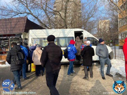 На выходе из метро стоят автозаки, внутри синего электробуса спят полицейские. Часть массовки подходит к микроавтобусу ЛДПР, чтобы сдать билеты и отметиться в списках.   22 февраля в &laquo;Лужниках&raquo; пройдет митинг-концерт с участием российскихартистов и Владимира Путина.