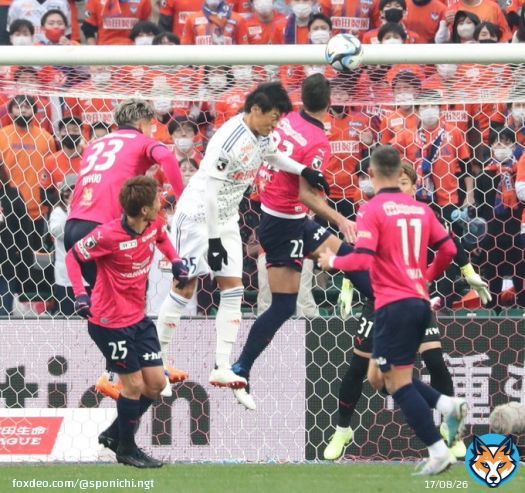 #アルビレックス新潟 は #Ｃ大阪 との開幕戦を２―２で引き分けました。写真は同点ゴールを決めた #千葉和彦 選手。自分より身長が４㌢高いヨニッチ選手に競り勝ちました。本日付 #スポニチ新潟版 は１面で掲載しています。ぜひお手に取ってお読み下さい。