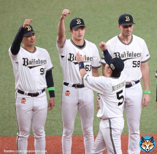 わざと腕を高くあげる #山崎颯一郎 投手とその腕をつかんでグータッチをする #西野真弘 選手