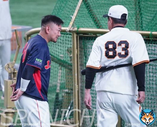 ＜巨人・侍ジャパン＞　試合前、原監督（右）に挨拶する　#森友哉　（撮影・光山　貴大 @takahiroKOHYAMA ) 　#侍ジャパン 　#巨人　#ジャイアンツ