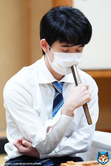 #棋王戦コナミグループ杯挑戦者決定トーナメント から  考えたり、お辞儀したり、笑顔を見せたり&hellip;  上着を着たり。(撮影・河野 光希)    #藤井聡太 #伊藤匠 #将棋会館