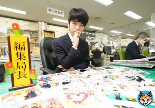 【#藤井聡太 王将来社】本紙創刊75周年記念トークイベント出演のためスポニチ東京本社に来社した藤井王将。生配信前には編集局を見学し、自身の１面写真がズラリと並んだ編集局長席で記念撮影を行いました（撮影・木村　揚輔）  記事とそのほかの写真は&darr;から