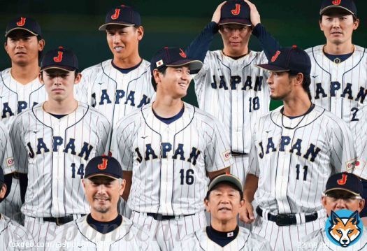 ＜ #侍ジャパン 練習＞ 集合写真撮影に臨む侍ジャパン。#大谷翔平が #栗山英樹 監督の背中を凝視。実はユニホームを忘れた栗山監督、#甲斐拓也 のを借りてました（撮影・沢田　明徳）#WBC #MLB #ダルビッシュ有 #佐々木朗希 #山本由伸 #吉田正尚 #源田壮亮 #今永昇太