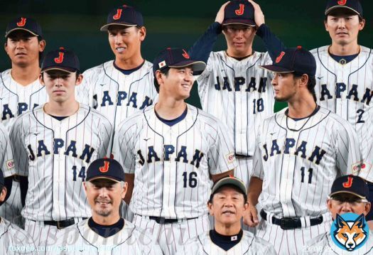 ＜ #侍ジャパン 練習＞ 集合写真撮影に臨む侍ジャパン。#大谷翔平が #栗山英樹 監督の背中を凝視。実はユニホームを忘れた栗山監督、#甲斐拓也 のを借りてました（撮影・沢田　明徳）#WBC #MLB #ダルビッシュ有 #佐々木朗希 #山本由伸 #吉田正尚 #源田壮亮 #今永昇太