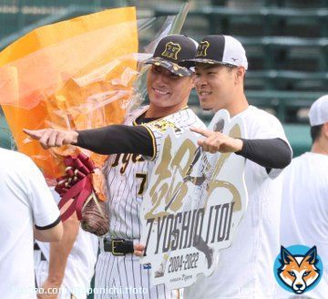 集合写真撮影後も、個別に #糸井嘉男 選手との記念撮影をねだる選手が後を絶ちませんでした。 #佐藤輝明 #梅野隆太郎 #西勇輝