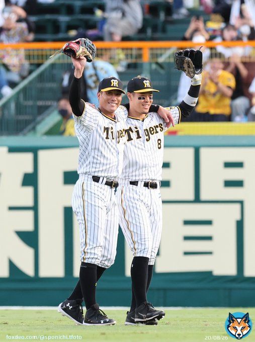 シートノックで仲良くライトの守備に就く #糸井嘉男 選手と #佐藤輝明 選手。