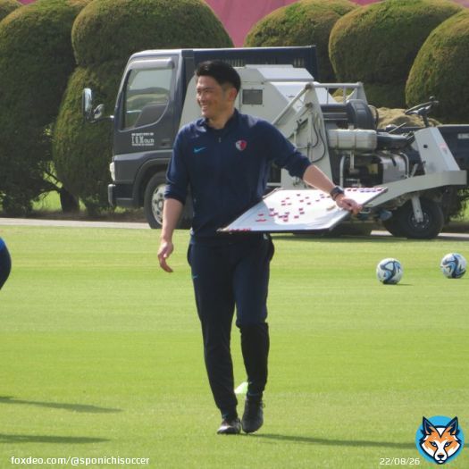 【#鹿島】 オフ明け、神戸戦へ向けて練習再開。#岩政大樹 監督も笑顔でピッチに姿を現しました。 #antlers #鹿島アントラーズ