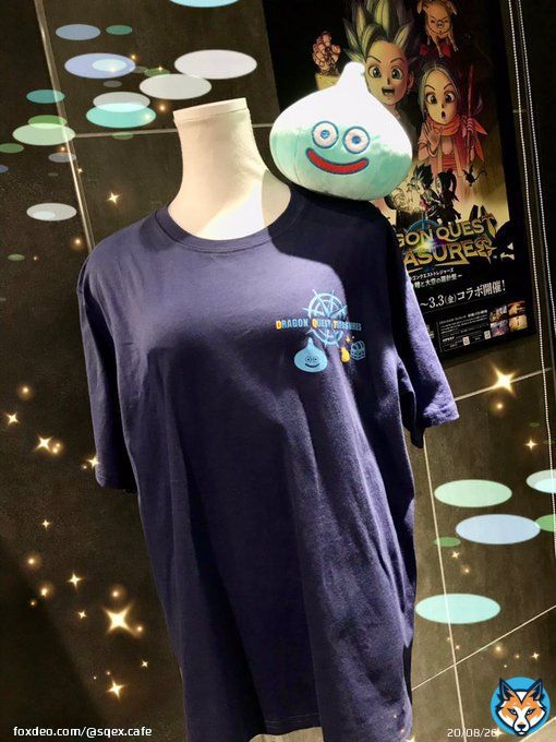 【#sqex_cafe】 おはようございます！ #スクエニカフェ オープンです   『#DQトレジャーズ&nbsp;&nbsp;』コラボ開催中  宝探しのコンパスがモチーフになっているTシャツ背中の首元には冒険中のカミュとマヤの姿が小さな冒険者さん用のキッズサイズもありますよ