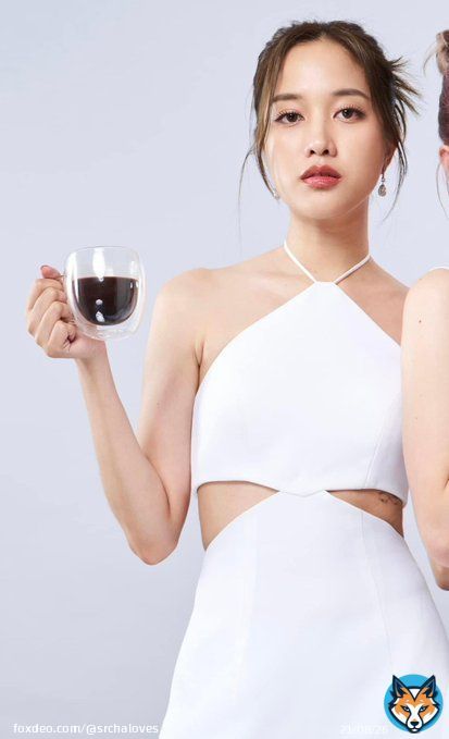 The tattoo, the way she grips the handle of the glass, those seductive eyes, her lips, and every detail about her... Why are you so hot, Miss Sarocha? #srchafreen