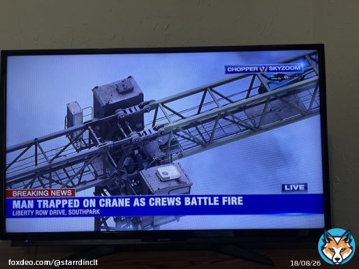 Hoping that the crane operator is safely rescued!  #charlotte #breakingnews #fire #SouthPark #wsoctv #news