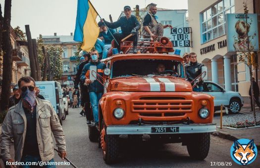 Нехай це свято стане днем, коли ми набираємось нових сил та гуртуємось заради України.  З Днем Прапора!  На фото українські патріоти під час захисту Одеси 2 травня 2014 від російської навали.