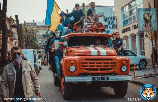 Нехай це свято стане днем, коли ми набираємось нових сил та гуртуємось заради України.  З Днем Прапора!  На фото українські патріоти під час захисту Одеси 2 травня 2014 від російської навали.