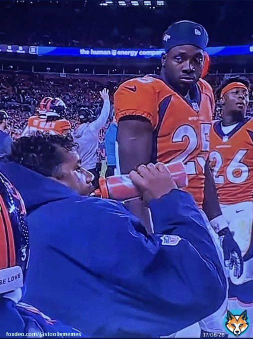 Davante Adams looking at Hunter Renfrow rn