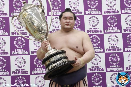 ＜千秋楽の様子＞ 賜盃を抱いて記念撮影する照ノ富士 撮影後には親方の突撃インタビューで笑顔  #sumo #相撲 #夏場所 #五月場所