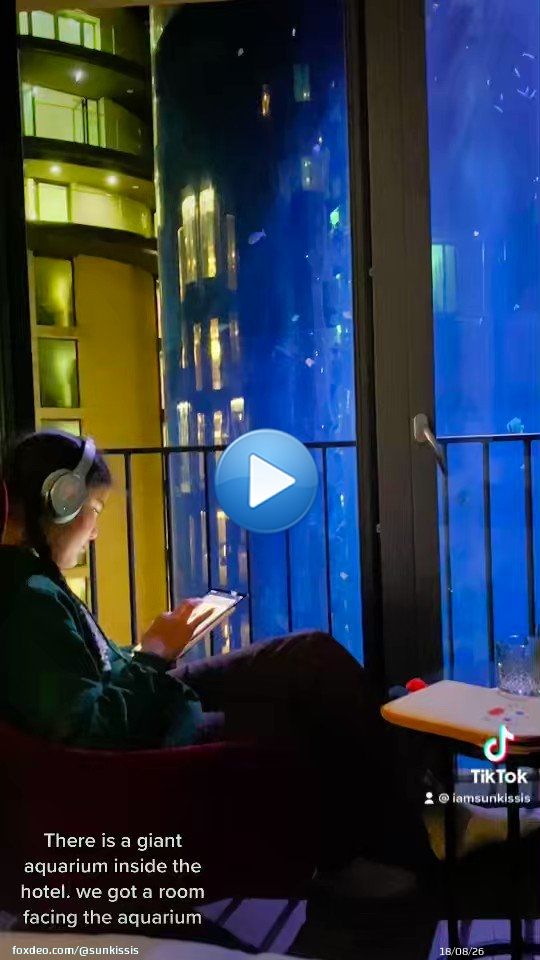 Last summer my daughter and I stayed at the #radissonberlin and had a room with a view of the #Aquadom #berlinaquarium #aquarium #radissonblu RIP poor