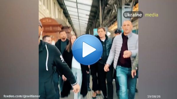 Angelina Jolie in Lviv, 30.04.2022 meanwhile: russians are attacking Ukraine from the air and an alarm siren is sounding.  #анджелинаджоли #RussianWarCrimesInUkraine  #shameOnRussians  #AngelinaJolie  #