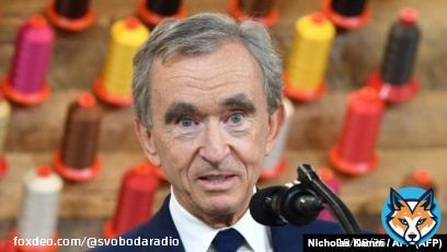 Глава французской группы LVMH, производитель предметов роскоши Бернар Арно вновь возглавил ежегодный рейтинг богатейших людей мира по версии Forbe