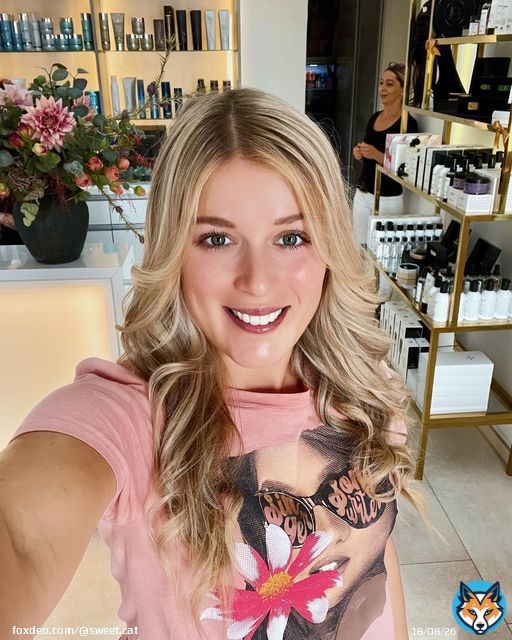 I wish everyone a nice start of the week! #prague #hairstyle #goodmood #smile #niceday # # # @ Praha City
