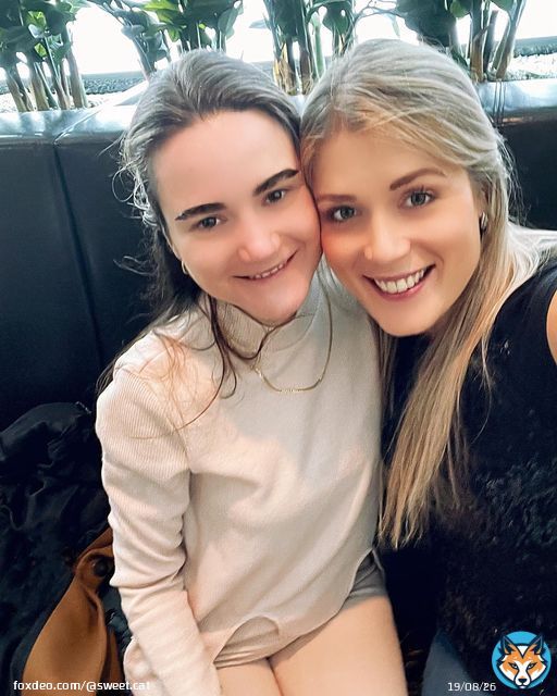Lucky coincidence! Meeting one of my BFs from highschool after 10yrs!! #luckyreunion #lovethelife #happymoment #iamsolucky ### # @ Erste Premier Lounge at Prague Airport