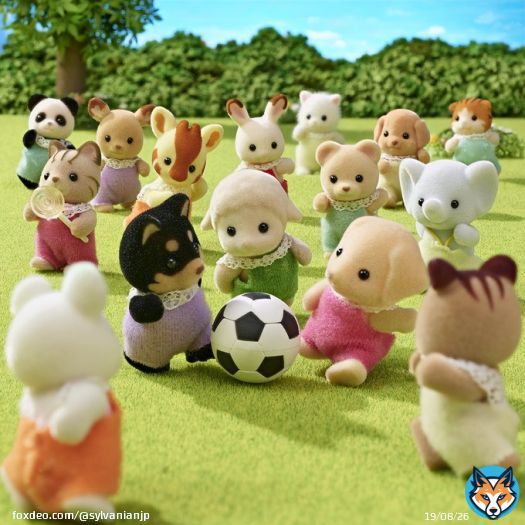 赤ちゃんたちみんなでサッカー  「シュートだ！」 「ゴールどこ？」 「あっちかな？」  みんながボールに集まってきて、どこがゴールか分からなくなっちゃったみたい！ ゴールがどこかチェックしないと  #シルバニアファミリー #シルバニア #サッカー #応援 #シュート #ゴール #キャンディ