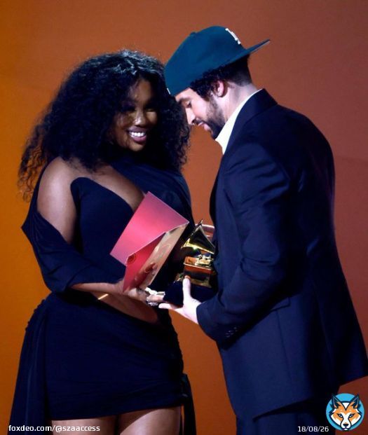 | SZA entregando o pr&ecirc;mio para o Bad Bunny no #Grammys 2023.