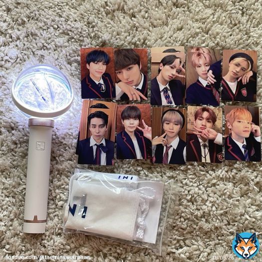 OMG HELLO?!?!! My INI LIGHTSTICK IS SO PRETTY WTF AND THE PCS OMG