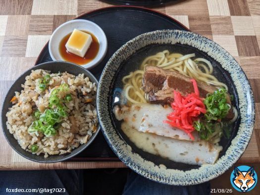#沖縄そば #ポーク玉子 東温市にできた沖縄料理のお店OkinawaKitchen美ら島160を訪問。東温高校のすぐ近くです。 沖縄そばとじゅーしーセットをいただきました。沖縄そばはあっさりしていて、チャーシューがやわらかい。紅生姜がよく合います。じゅーしーは沖縄の炊き込みご飯。美味しかったです。