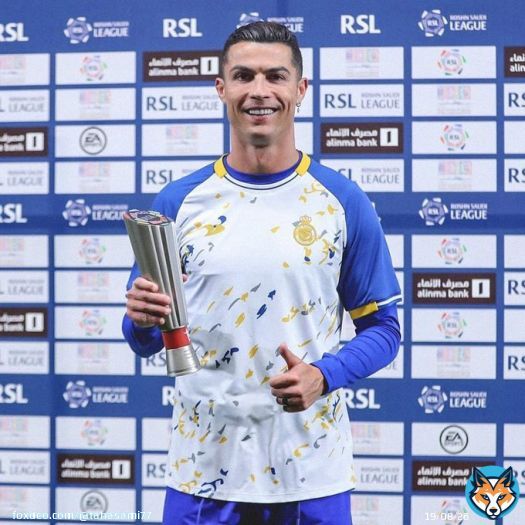 الأسطورة كريستيانو رونالدو يتسلم جائزة أفضل لاعب في الدوري السعودي لشهر فبراير