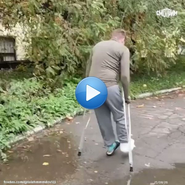 Военкор Семен Пегов пошел на поправку после подрыва на 'Лепестке' в Донецке. Пострадавший уже самостоятельно передвигается с помощью костылей. 'Чувствую себя бодро, молодежно, позитивно, но немного по-пиратски', - с улыбкой ответил журналист на вопроопрос о состоянии.0:053 views