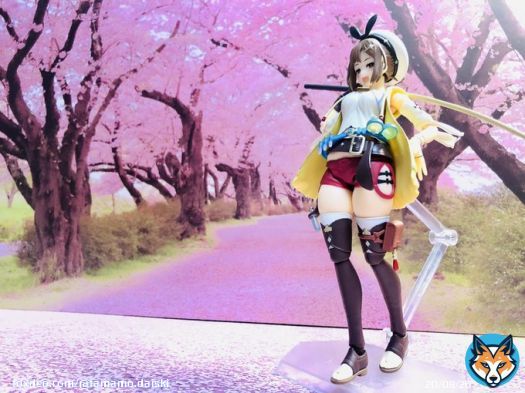 #夜のフィギュア撮影会 テーマ「春」  桜の並木を背に、彼女は今日も農作業をサボる  #ライザのアトリエ #ライザリン・シュタウト #figma写真部