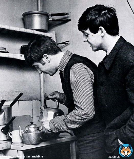 Исторические фото: Лев Лещенко заваривает морковный чай на коммунальной кухне у Винокура. СССР. Москва. 1980-е.